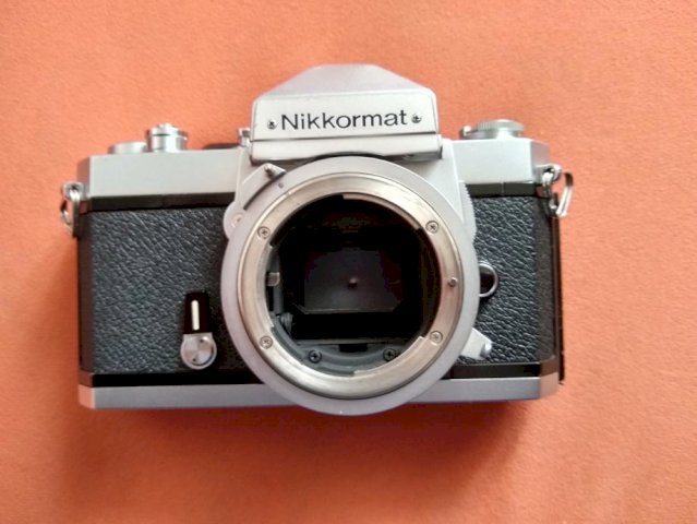 NIKON NIKKORMAT FT2 s objektivom 80-200 mm