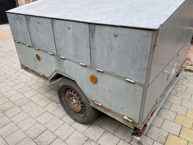 Auto prikolica za prevoz i skladištenje alata