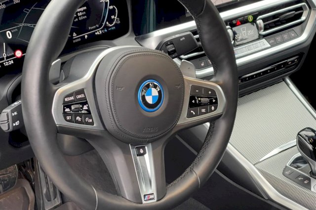 BMW serija 3 330e M paket 292ks nov