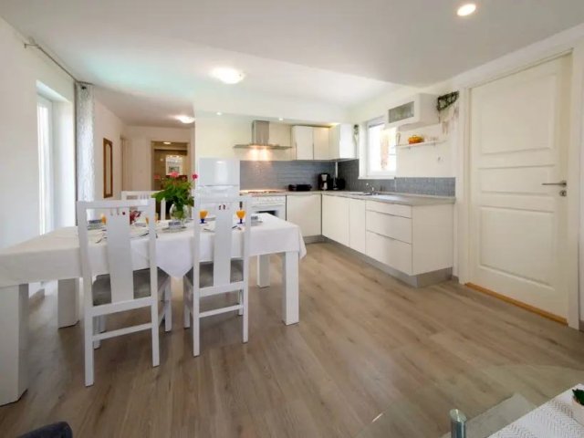 Kastav okolica, kuća 200 m2 s 2 novo uređena st