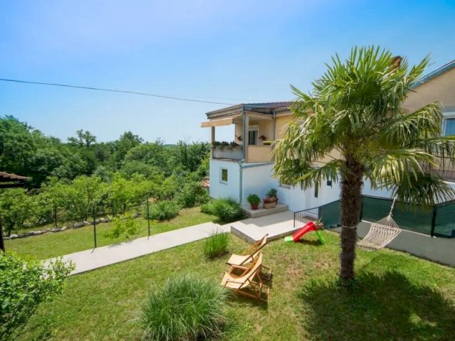 Kastav okolica, kuća 200 m2 s 2 novo uređena st