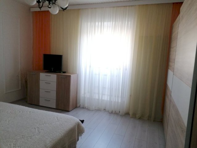 Kastav okolica, kuća 200 m2 s 2 novo uređena st