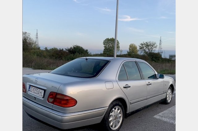 MERCEDES BENZ E 300d AUTOMATIC,REGISTRIRAN,VELIKI