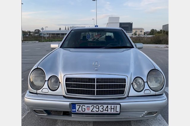 MERCEDES BENZ E 300d AUTOMATIC,REGISTRIRAN,VELIKI