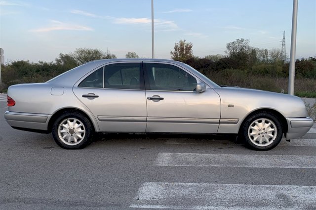 MERCEDES BENZ E 300d AUTOMATIC,REGISTRIRAN,VELIKI