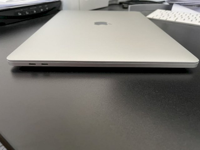 MacBook Pro 15 Retina / i7 / 16GB / TouchBar