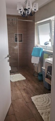 Moderno uređena kuća sa dva odvojena stana