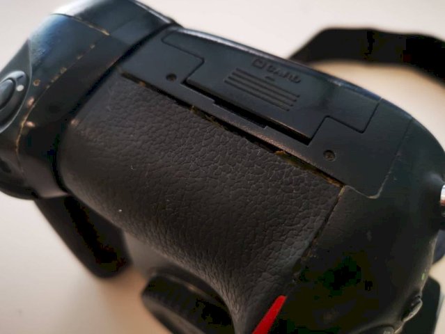 Nikon D800 sa gripom