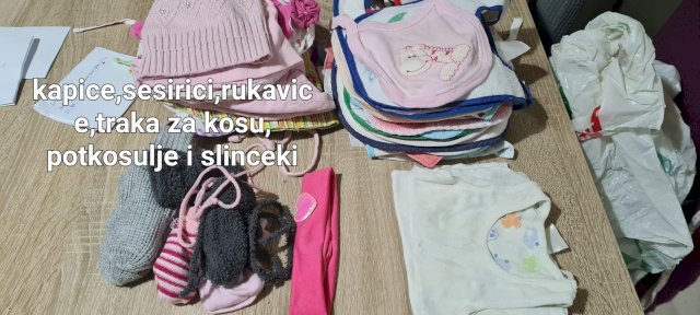 Odjeca raznih velicina i obuca za curicu