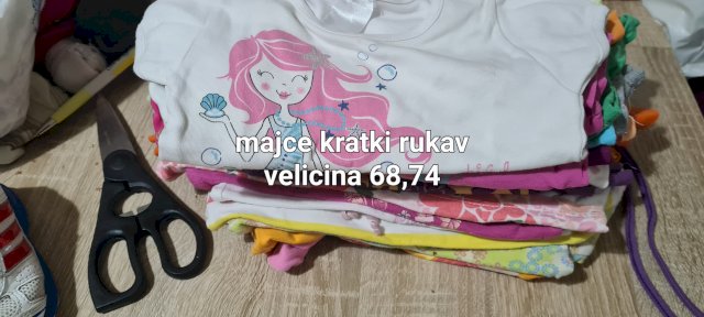 Odjeca raznih velicina i obuca za curicu
