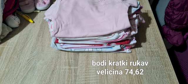 Odjeca raznih velicina i obuca za curicu
