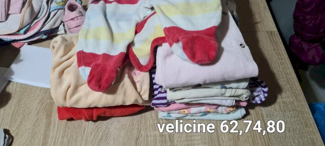 Odjeca raznih velicina i obuca za curicu