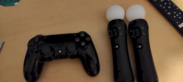 PS4 PRO 1 TB sa VR, palicama za vr kamera