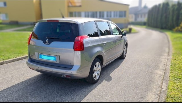 Peugeot 5008 1,6 e-HDi automatik 7 Sjedala