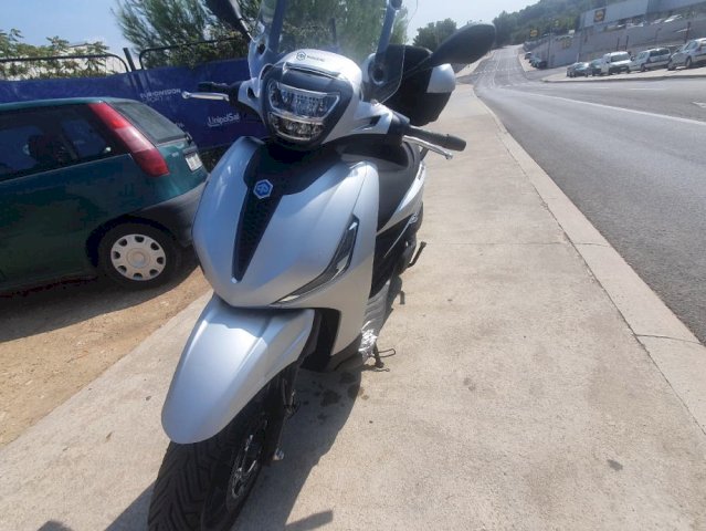 Piaggio Beverly 400 hpe 400 cm3, 2021 god.