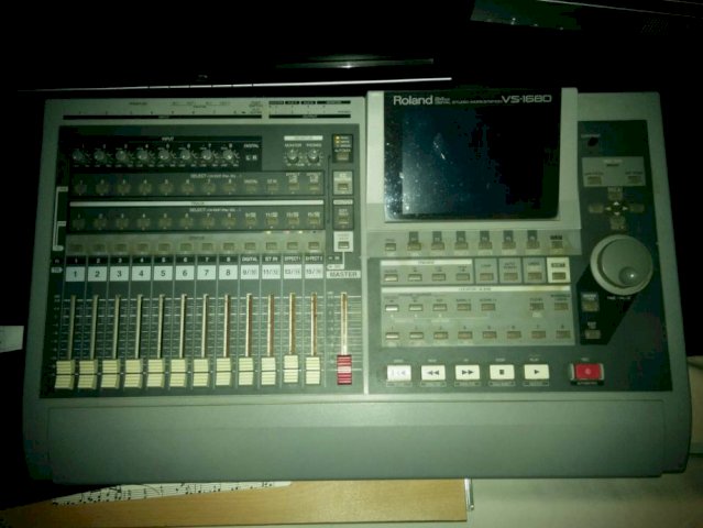 Roland studijska mikseta VS 1680
