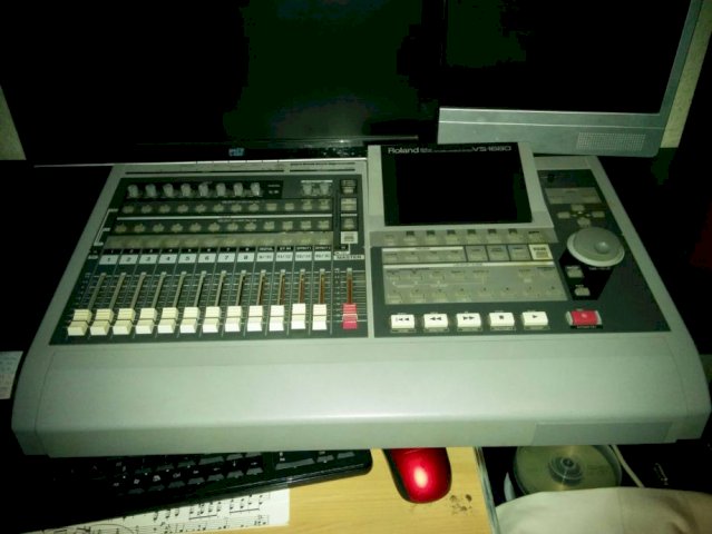 Roland studijska mikseta VS 1680