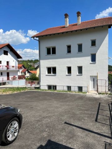 Stambena zgrada u Gračanima sa 4 odvojena stana