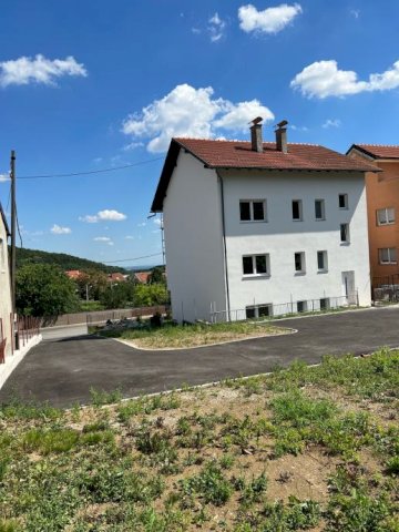 Stambena zgrada u Gračanima sa 4 odvojena stana