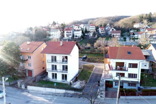 Stambena zgrada u Gračanima sa 4 odvojena stana