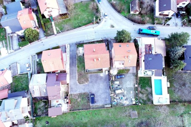 Stambena zgrada u Gračanima sa 4 odvojena stana