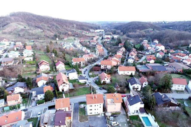 Stambena zgrada u Gračanima sa 4 odvojena stana