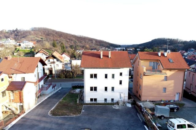 Stambena zgrada u Gračanima sa 4 odvojena stana