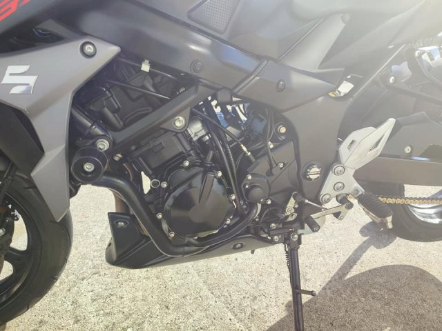 Suzuki gsr 750