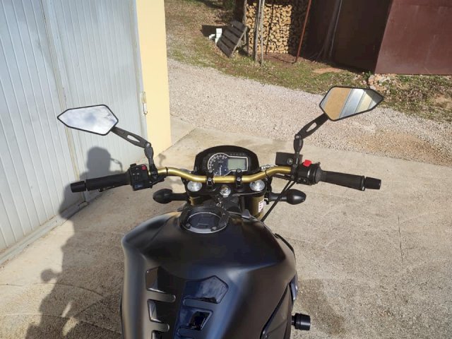 Suzuki gsr 750