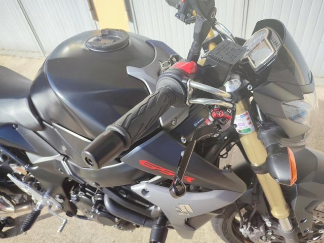 Suzuki gsr 750