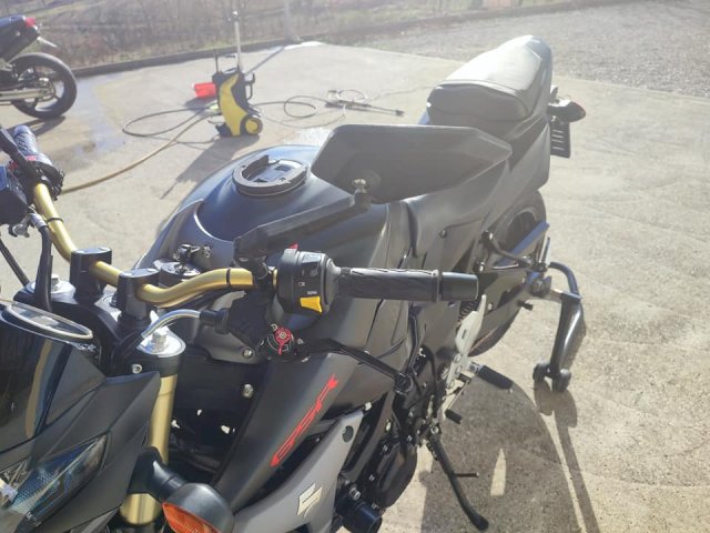 Suzuki gsr 750