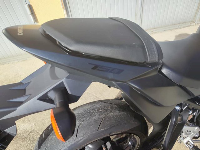 Suzuki gsr 750