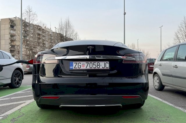 Tesla Model S S60 - Lifetime Free Charging