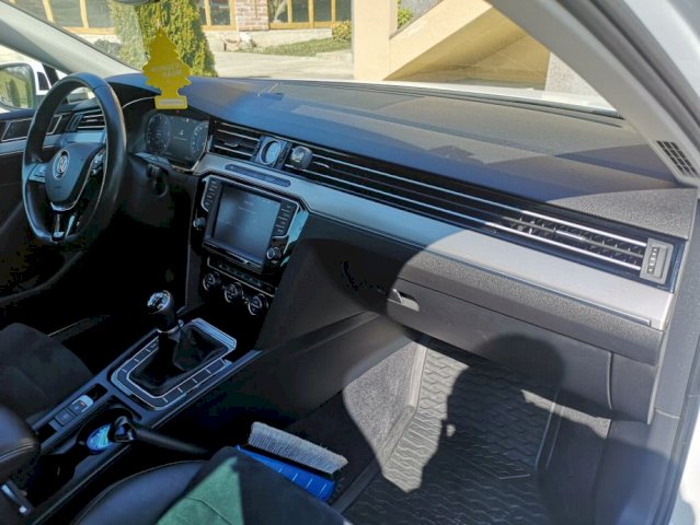 VW Passat Variant 2,0 TDI BMT - R line- Virtualni