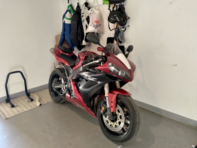 Yamaha R1 ZAMIJENA