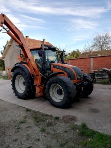 Valtra N142 s bočnim kranom Mulag