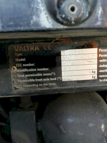 Valtra N142 s bočnim kranom Mulag