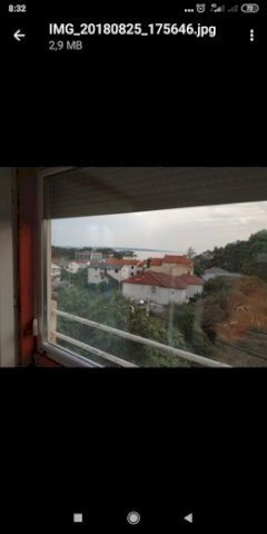 apartman u kući na rabu sa prekrasnim pogledom