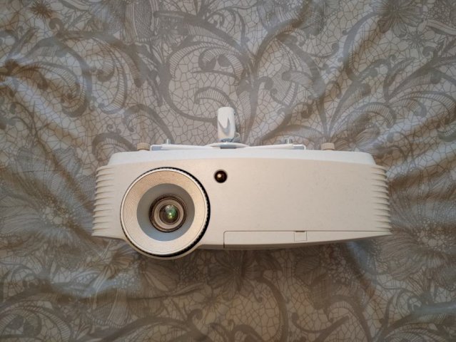 Acer Full HD 1080p projektor + auto. platno 2 x 2