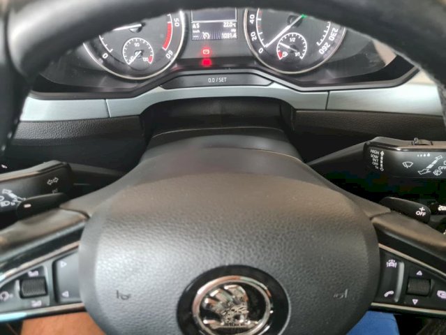Škoda Superb 2,0 TDI DSG+F1
