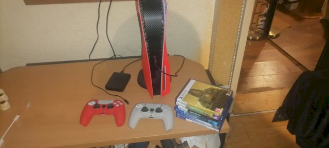 PlayStation 5 sa 111PS4 i 20 PS5 original igrica