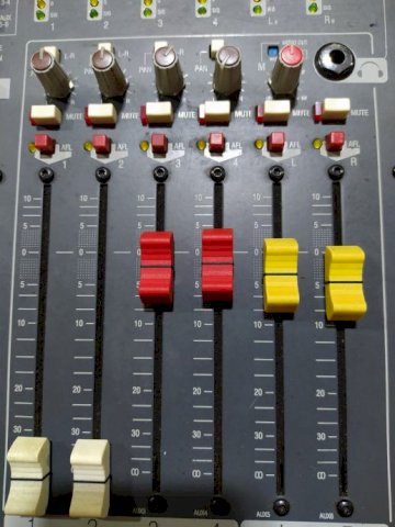 Allen Heath GL 2200.