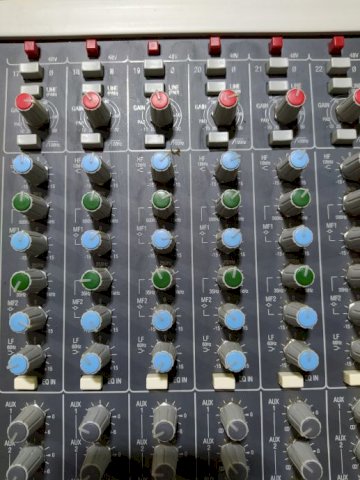 Allen Heath GL 2200.