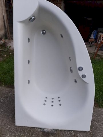 masažna kada, stanje 10/10, dimenzije 160cm × 1