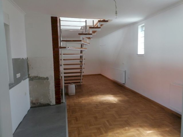 novorenovirani stan u centru Vinkovaca 130m2