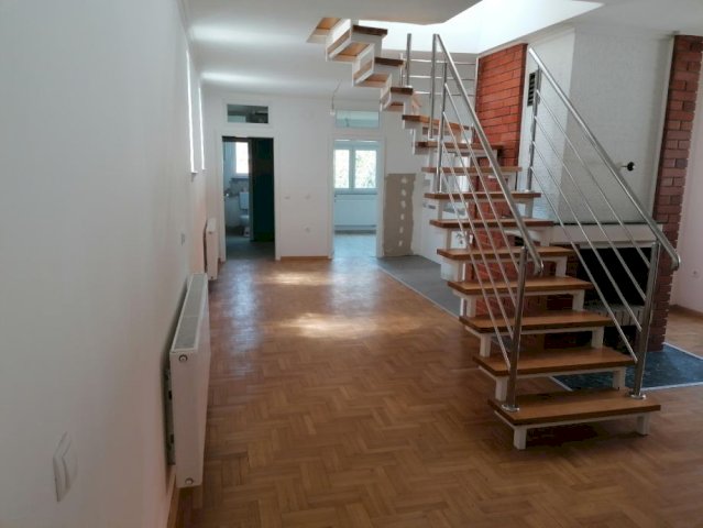 novorenovirani stan u centru Vinkovaca 130m2