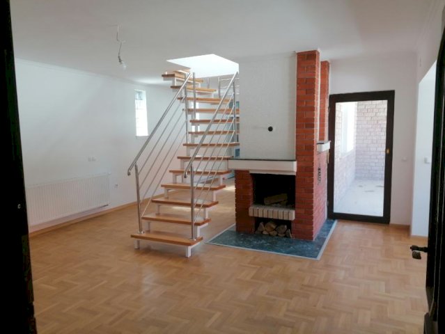 novorenovirani stan u centru Vinkovaca 130m2
