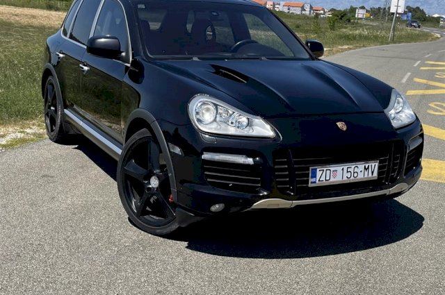 Porsche Cayenne Turbo 500ks brutalan zvuk