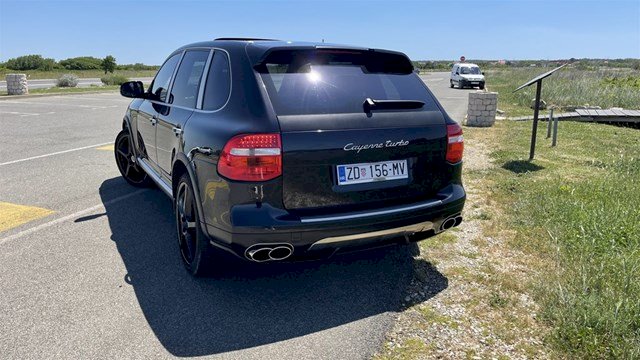 Porsche Cayenne Turbo 500ks brutalan zvuk