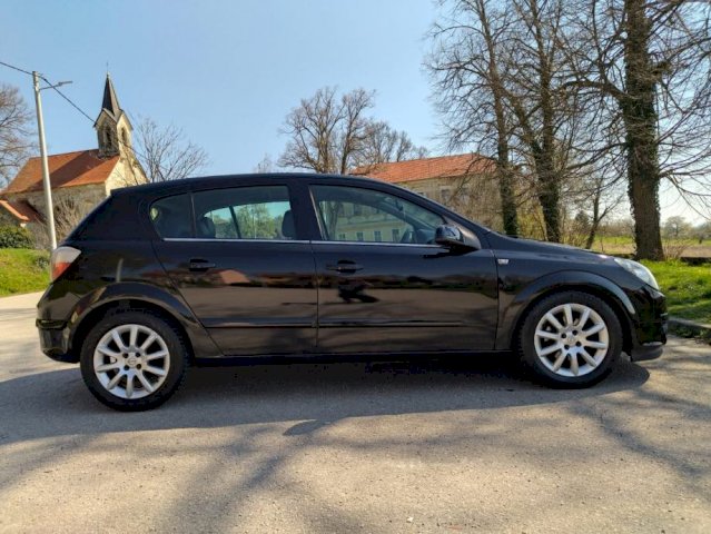 Opel Astra 1,6 Cosmo . Koža .